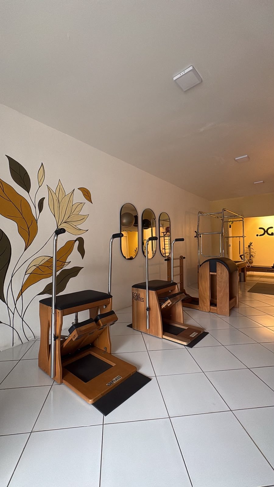 Reformers e equipamentos de Pilates no estúdio