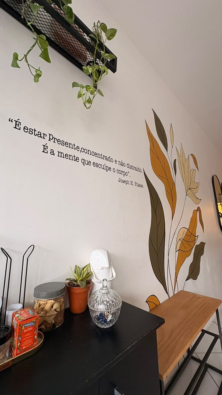 Parede decorada com frase inspiradora de Joseph H. Pilates